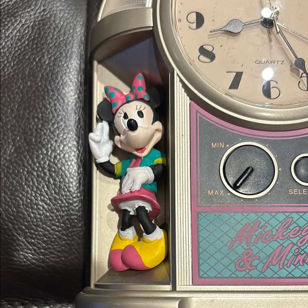 Vintage Mickey & Minnie Clock - Picture 5 of 7